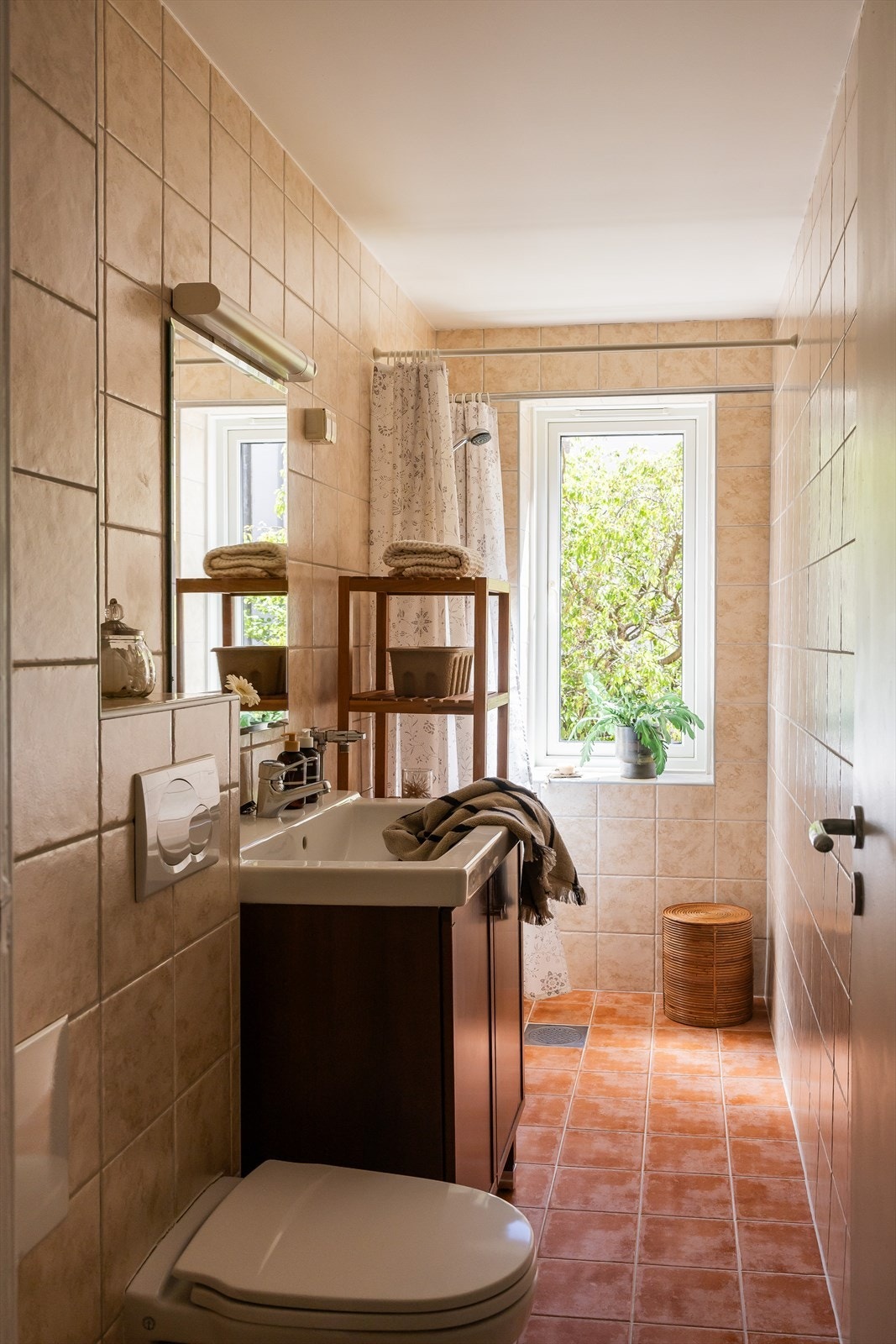 Flislagt bad av god størrelse med behagelig gulvvarme og opplegg for vaskemaskin. Det er også enkel adkomst til fellesvaskeri. Galleribilde