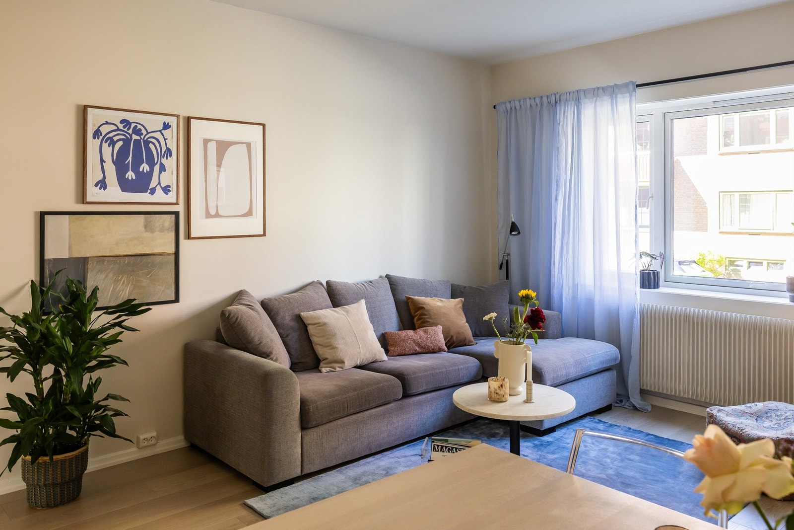 Leiligheten har store vindusflater i stuen, som i kombinasjon med den gode takhøyden skaper en ekstra luftig romfølelse. Galleribilde