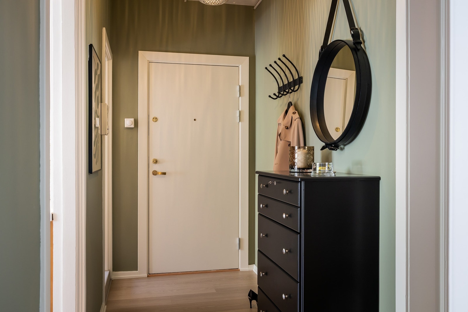 Innbydende entré som gir et flott inntrykk av leiligheten. Her er det god plass til å henge fra seg yttertøy og sette fra seg sko. Galleribilde