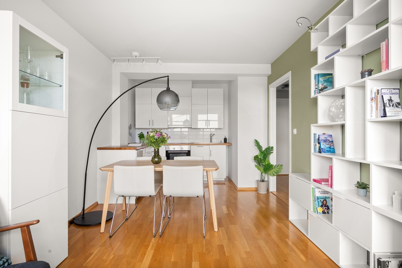 Videre er det plass til en spisebordsgruppe. Galleribilde