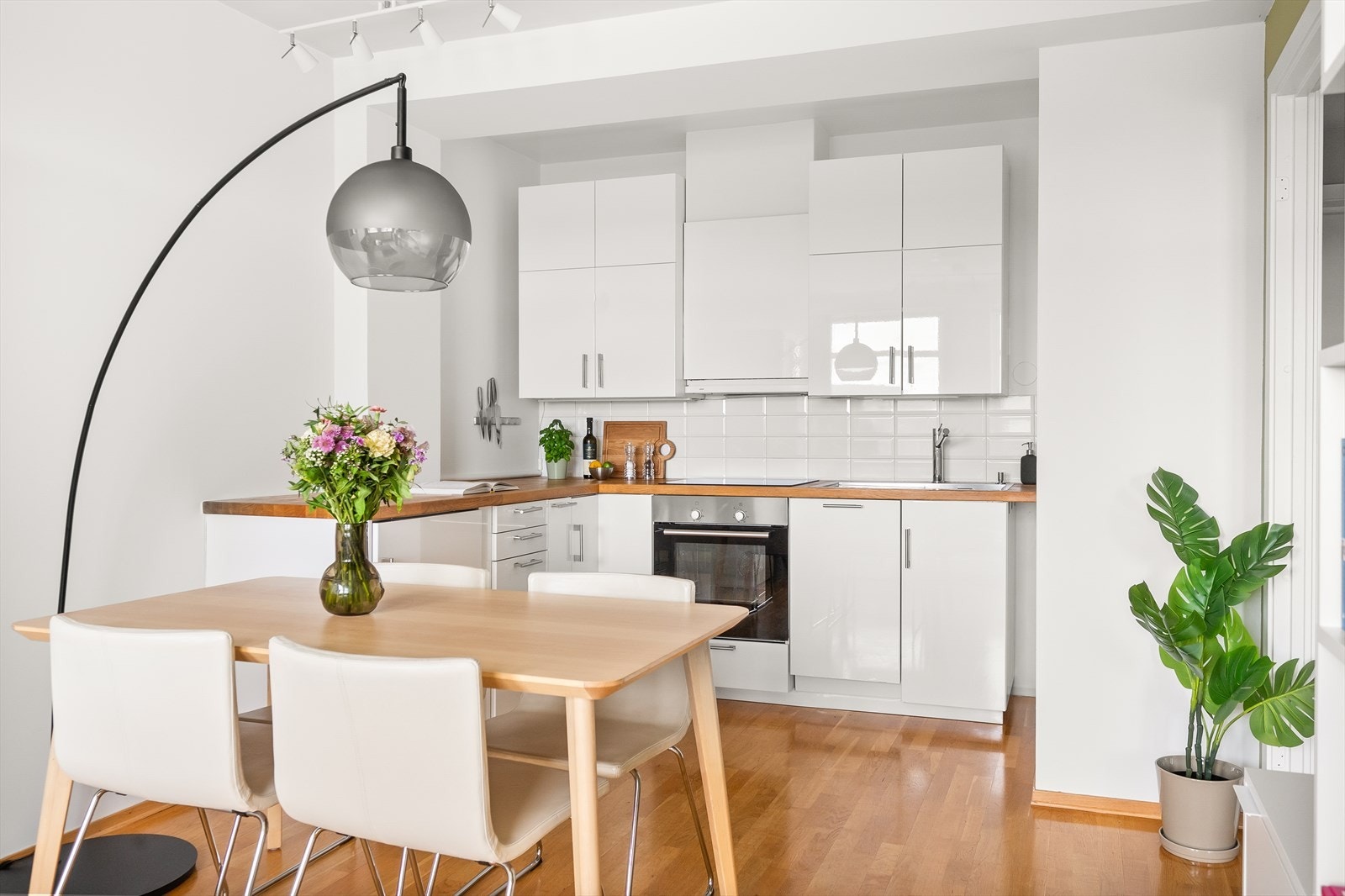 Den åpne løsningen skaper en sosial og god atmosfære i leiligheten. Galleribilde