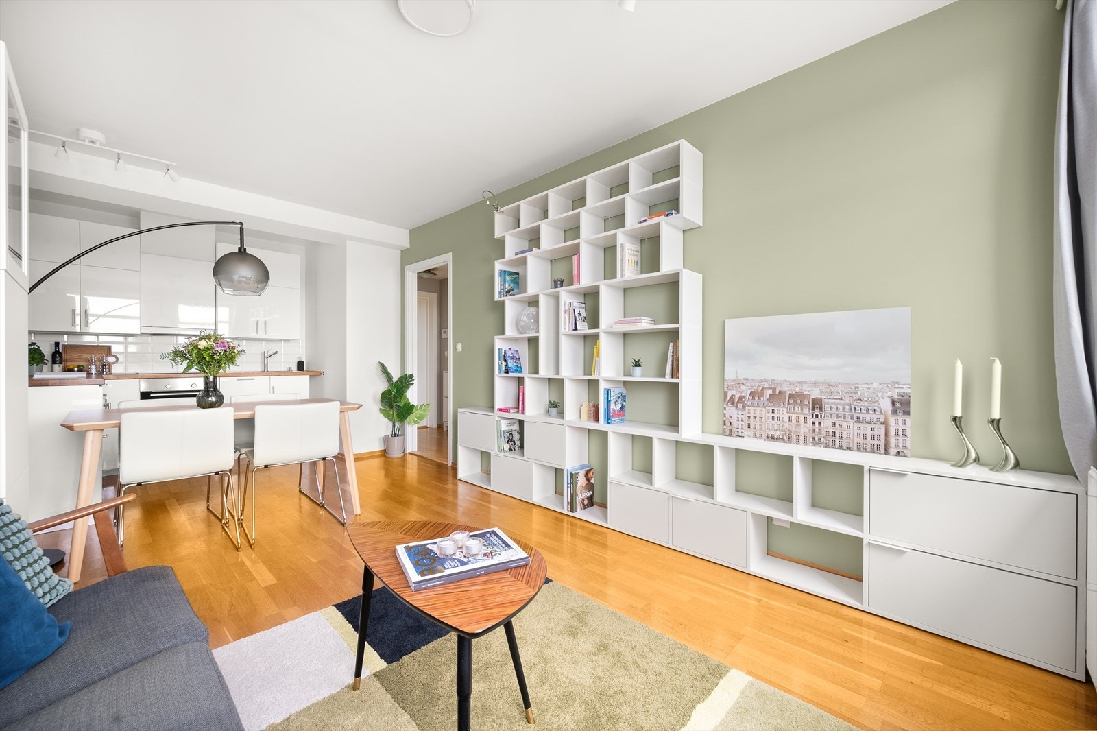 Varmtvann og fyring er inkludert i felleskostnadene (a.konto). Lave strømutgifter. Galleribilde