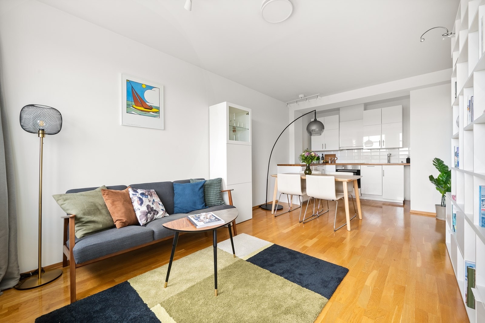 Lys og innbydende stue av fin størrelse. I stuen er det plass til stor sofagruppe med tilhørende sofabord og tv-møblement. Galleribilde