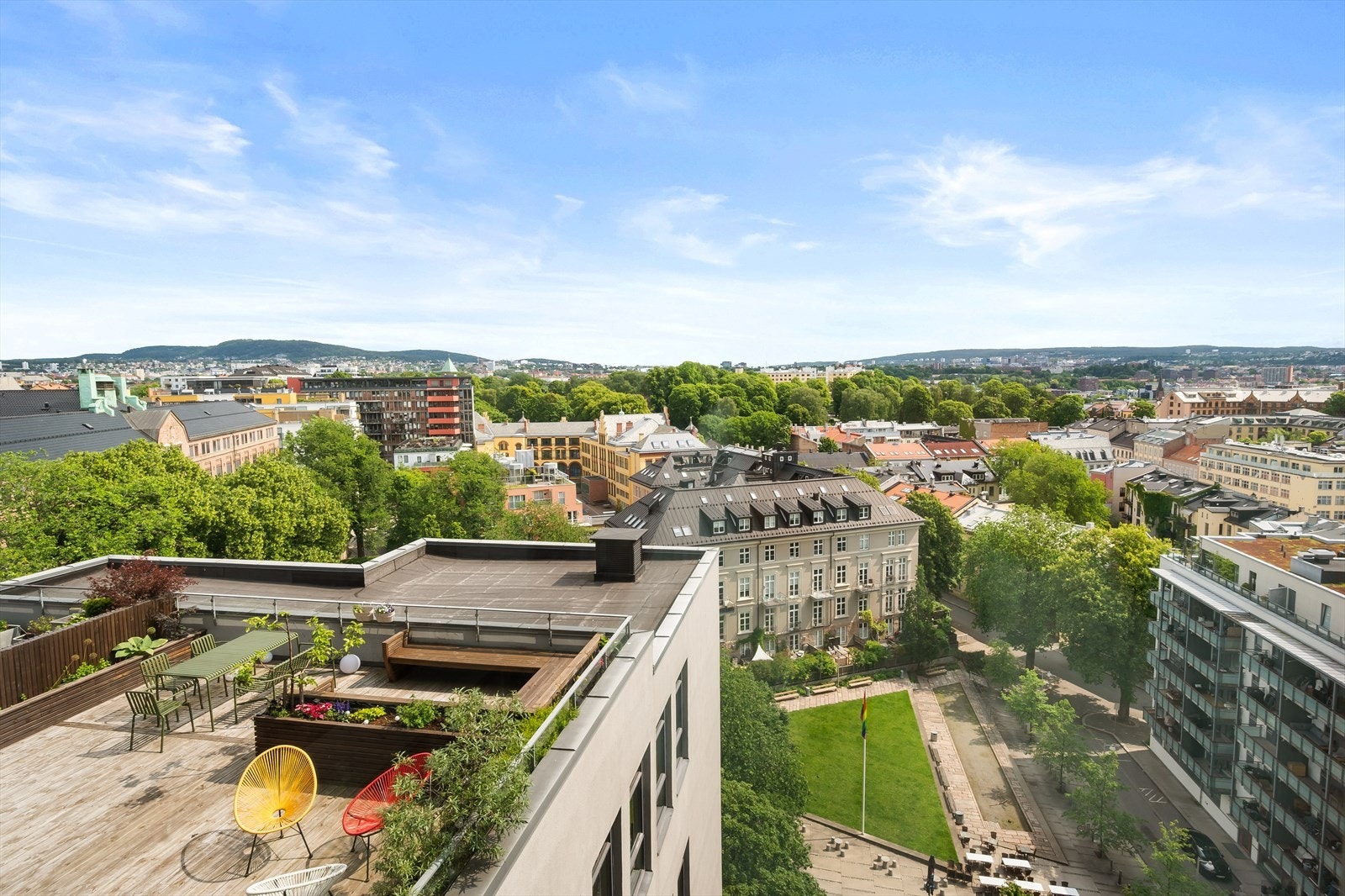 En lys, hyggelig og innbydende leilighet beliggende midt i hjerte av Oslo! Her har du en godt utnyttet 2-roms med spektakulær utsikt! Galleribilde