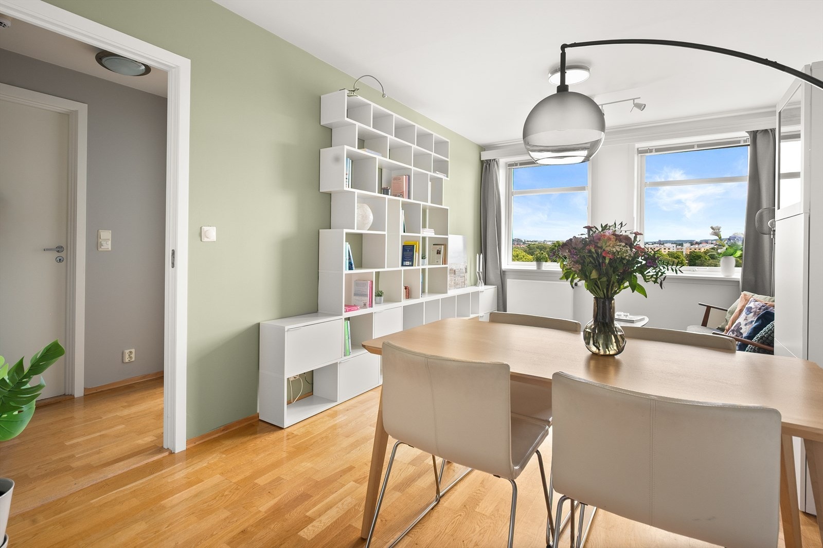 Rommet har godt lysinnslipp fra store vindusflater som gir en god og luftig romfølelse. Galleribilde