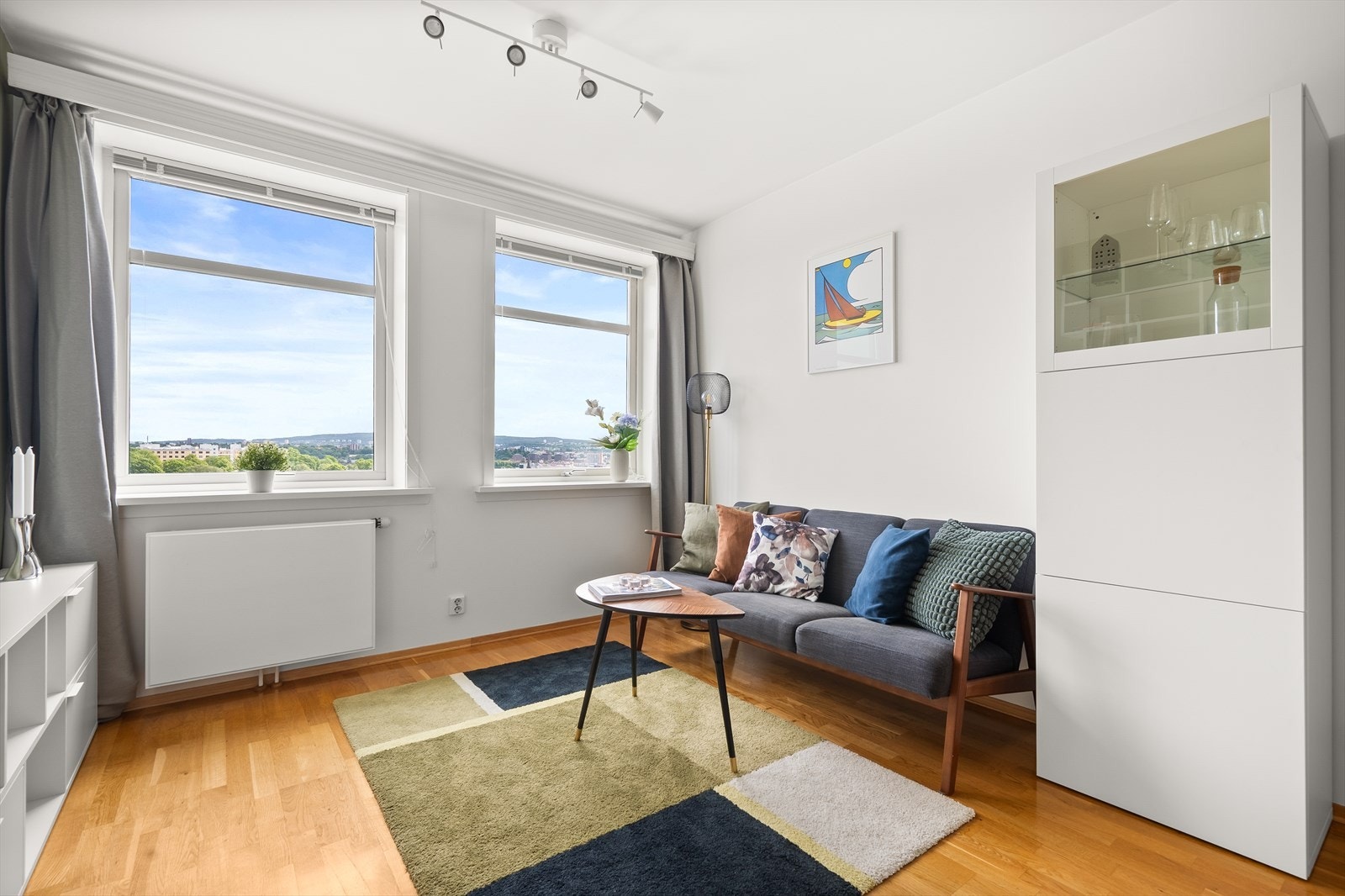 Boligen ligger i 9. etasje og består av inngangsparti, moderne kjøkken med plass til spisebord, hyggelig stue, et lunt soverom og flislagt bad. Galleribilde