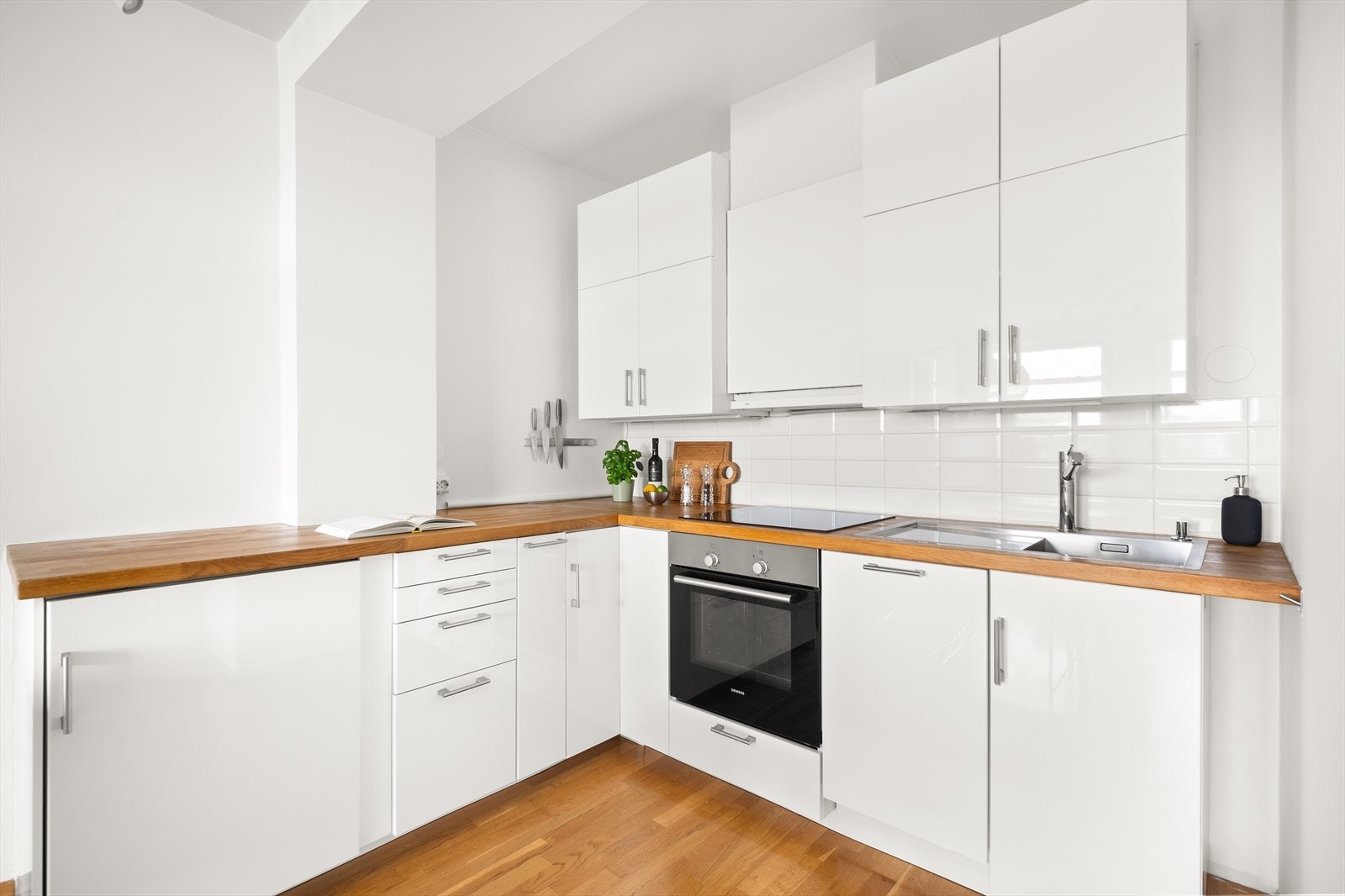 Hvitevarene er integrerte og består av kjøl/fryseksap, oppvaskmaskin, platetopp og stekeovn. Galleribilde