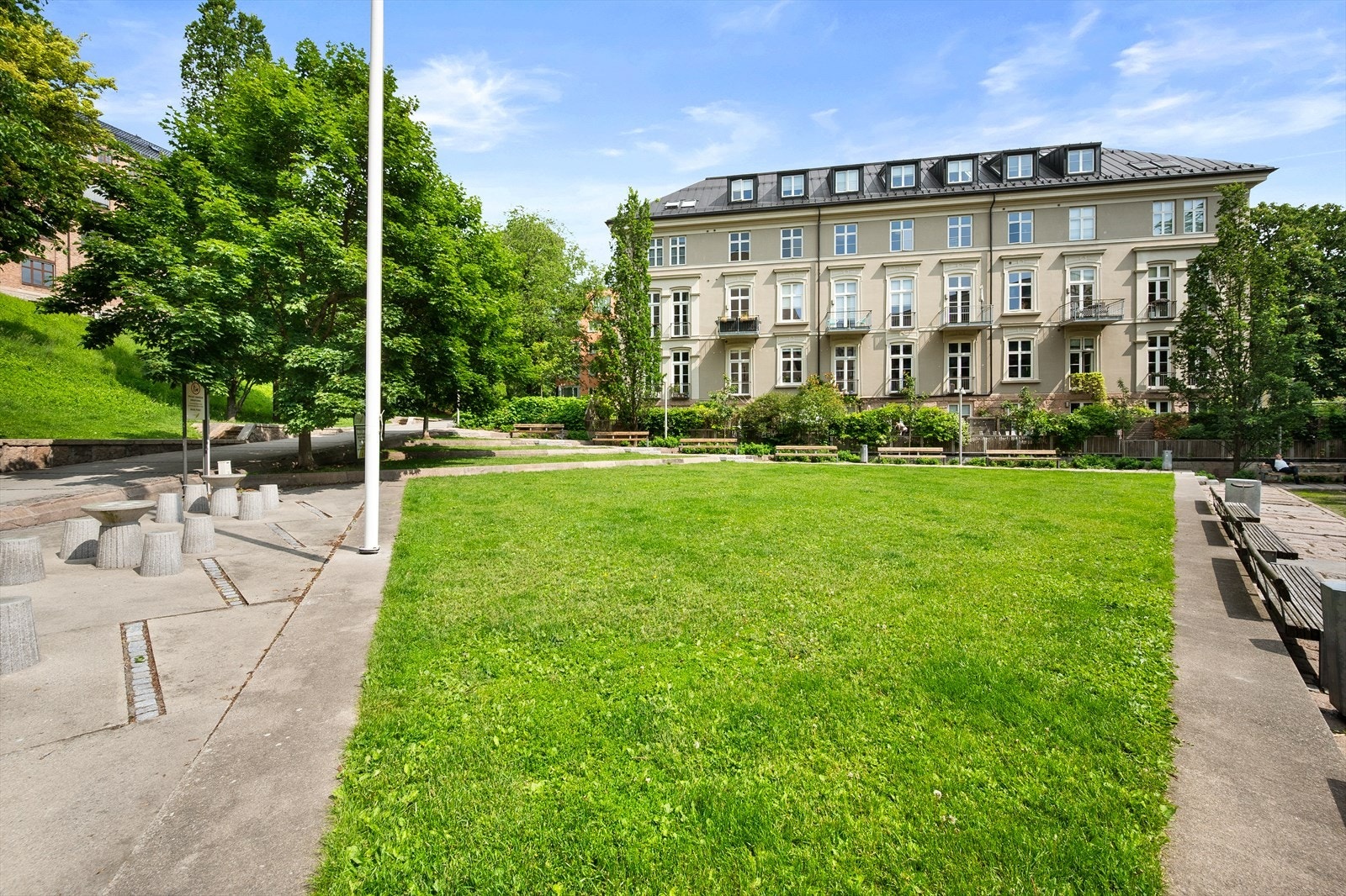 Boligområdet er en liten perle i seg selv og fremstår som en grønn lunge i sentrum. Blir brukt av beboerne som en fin uteplass. Galleribilde