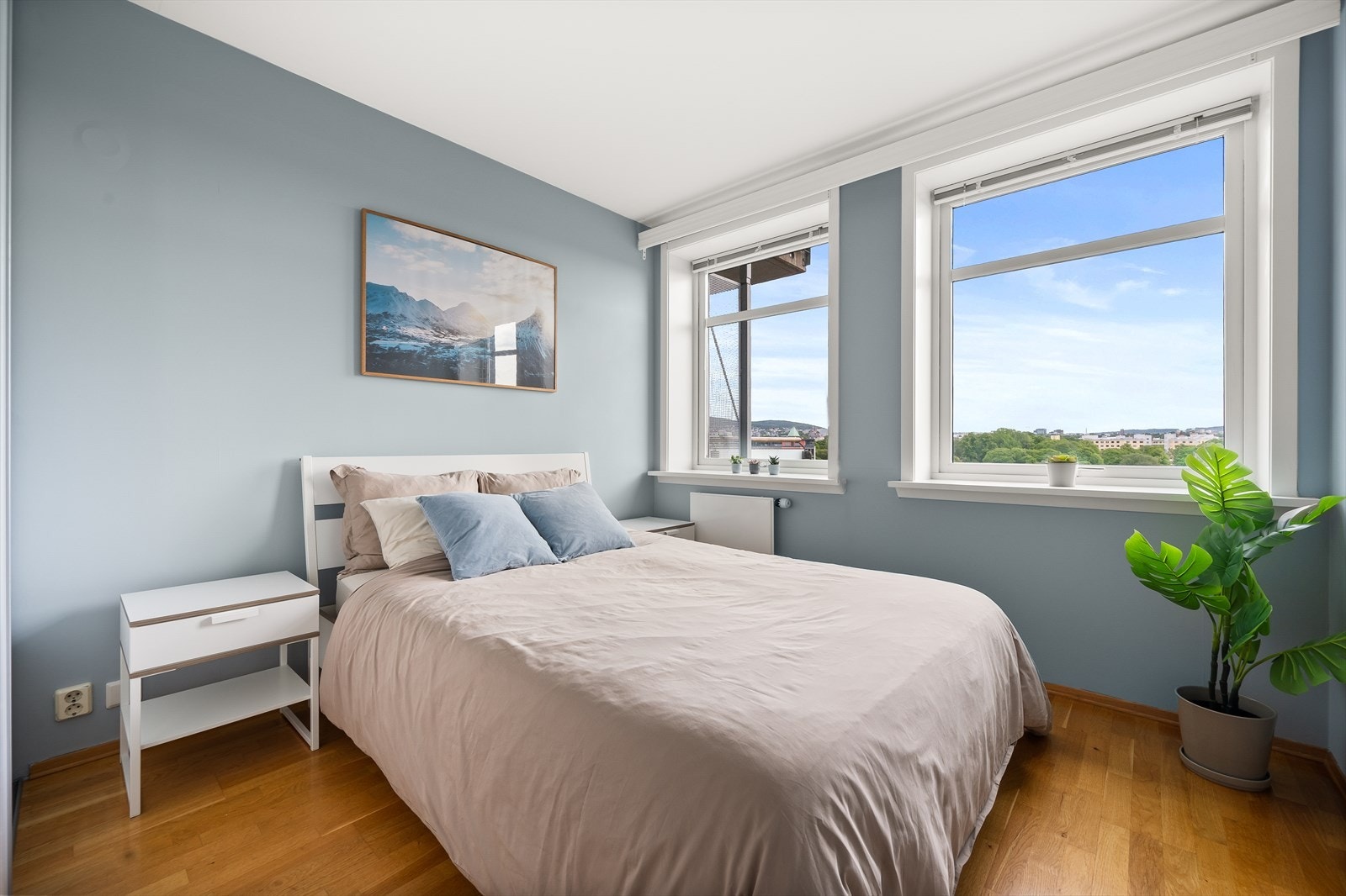 Leiligheten har et lunt soverom, malt i behagelige fargetoner (2024). Galleribilde