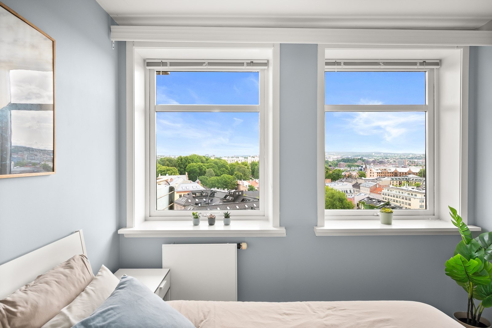 Soverommet har store vindusflater som sikrer godt med lys og luft. Galleribilde