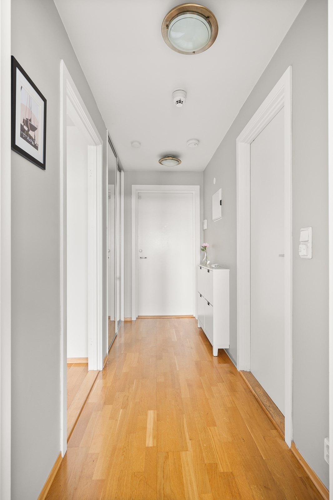 Velkommen inn! Her får du et umiddelbart godt førsteinntrykk. I gangen er det oppbevaringsplass til yttertøy i fint garderobeskap. Galleribilde