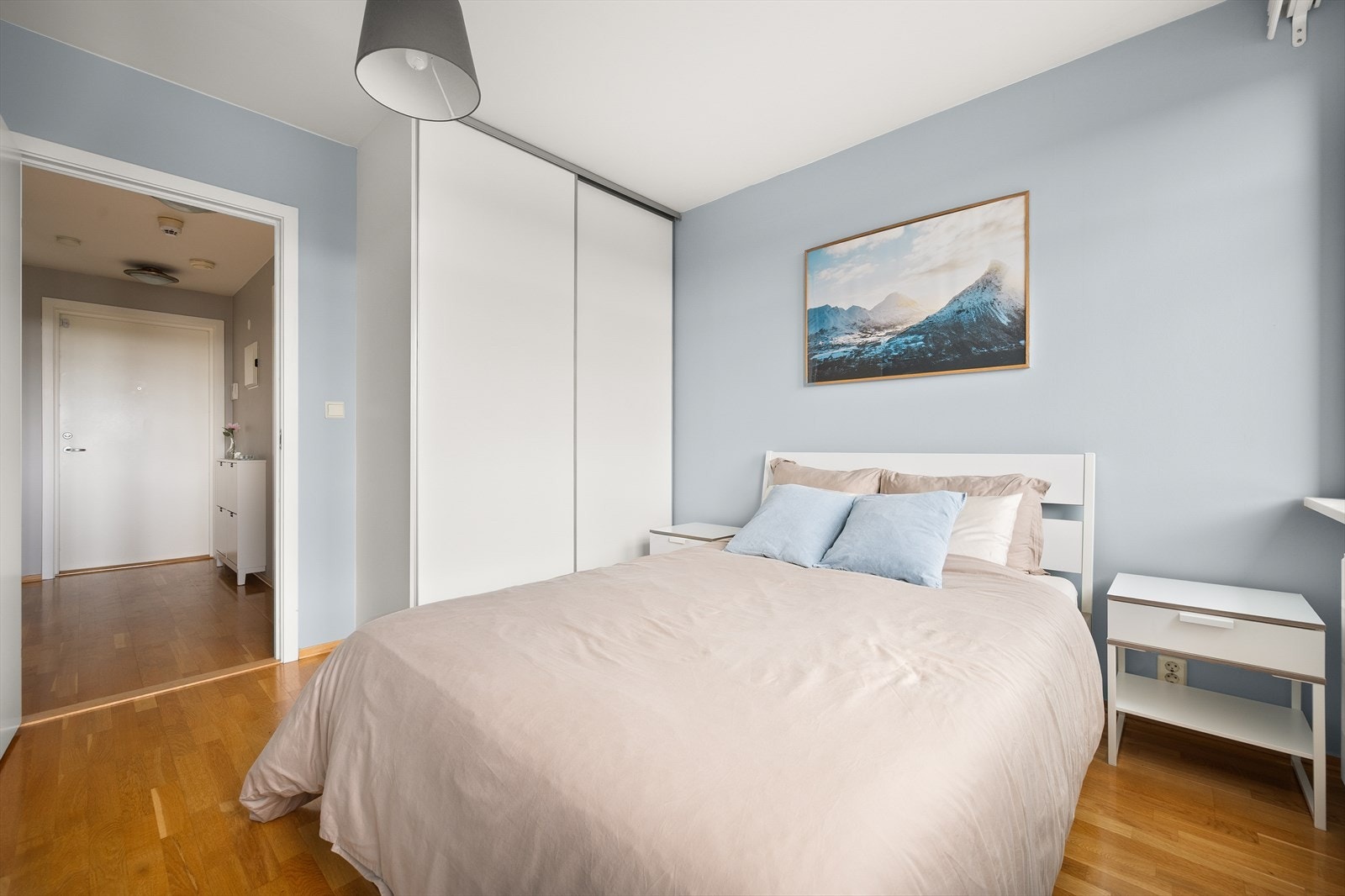 Det er god plass til dobbeltseng, nattbord og garderobeskap langs den ene veggen. Galleribilde