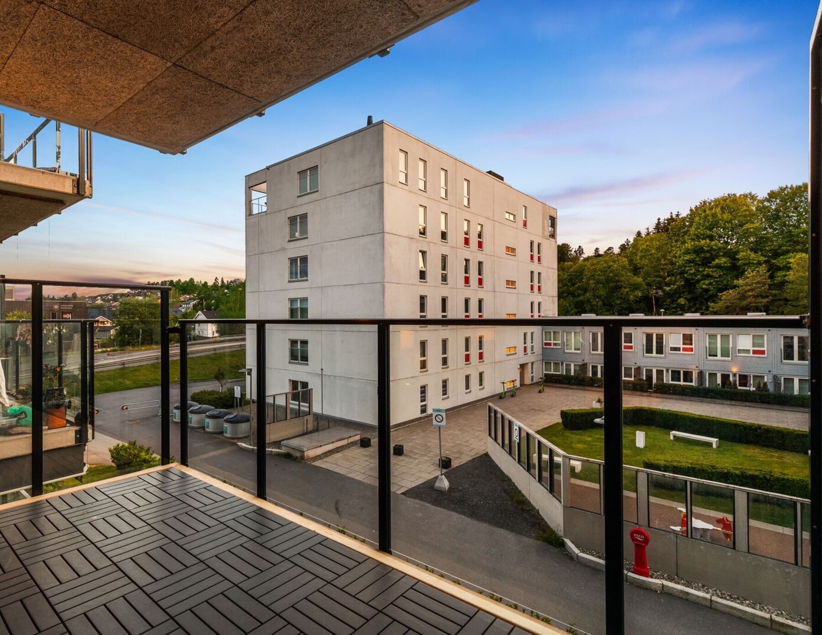 Stor vestvendt balkong på å 8,1 m² med masse av sol og luftig utsikt Galleribilde