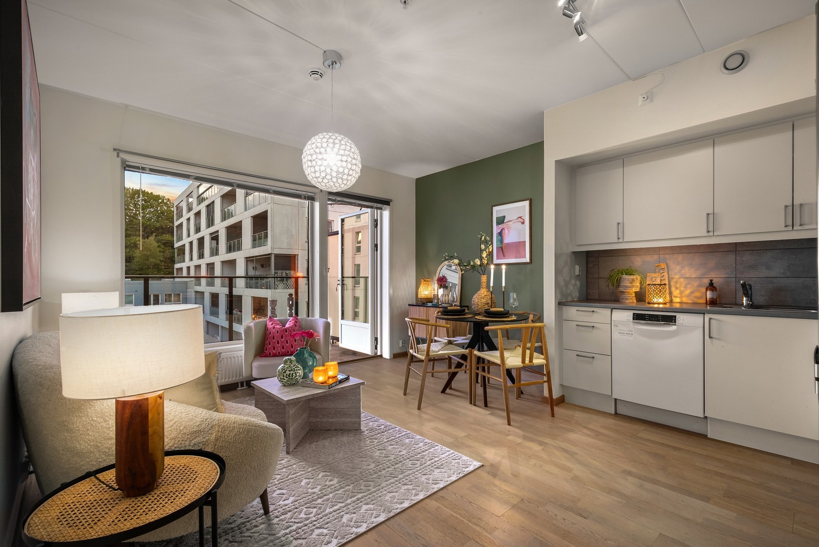 Kveldsstemning i oppholdsrommet og klart for middagsgjester Galleribilde