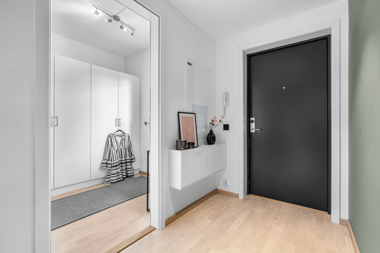 Det er adkomst via heis og felles trappegang Galleribilde