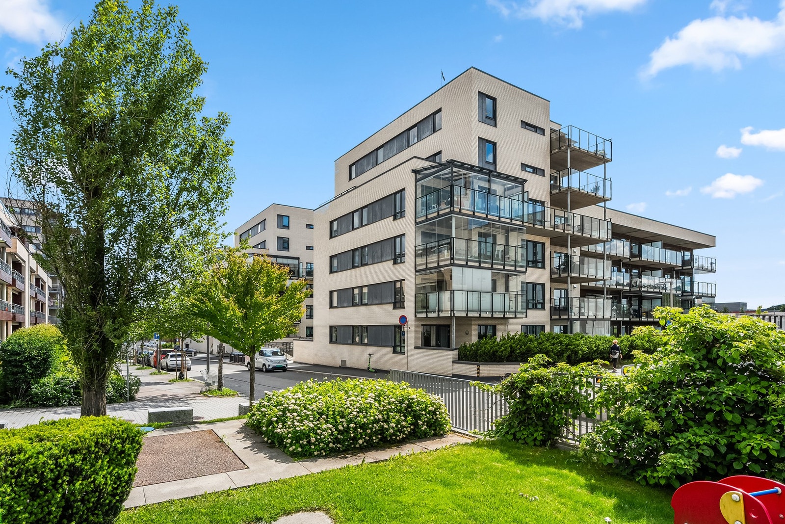 Det er mulighet for leie/ kjøp av garasjeplass og det er flere p-hus med langtidsleie mulighet. Ellers gateparkering utenfor døren! Galleribilde