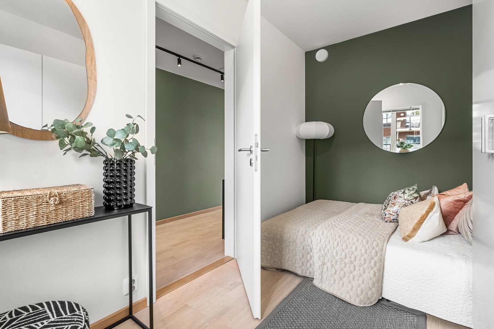 Romslig og pent soverom med 3-stavs eikeparkett og glatte malte veggflater Galleribilde
