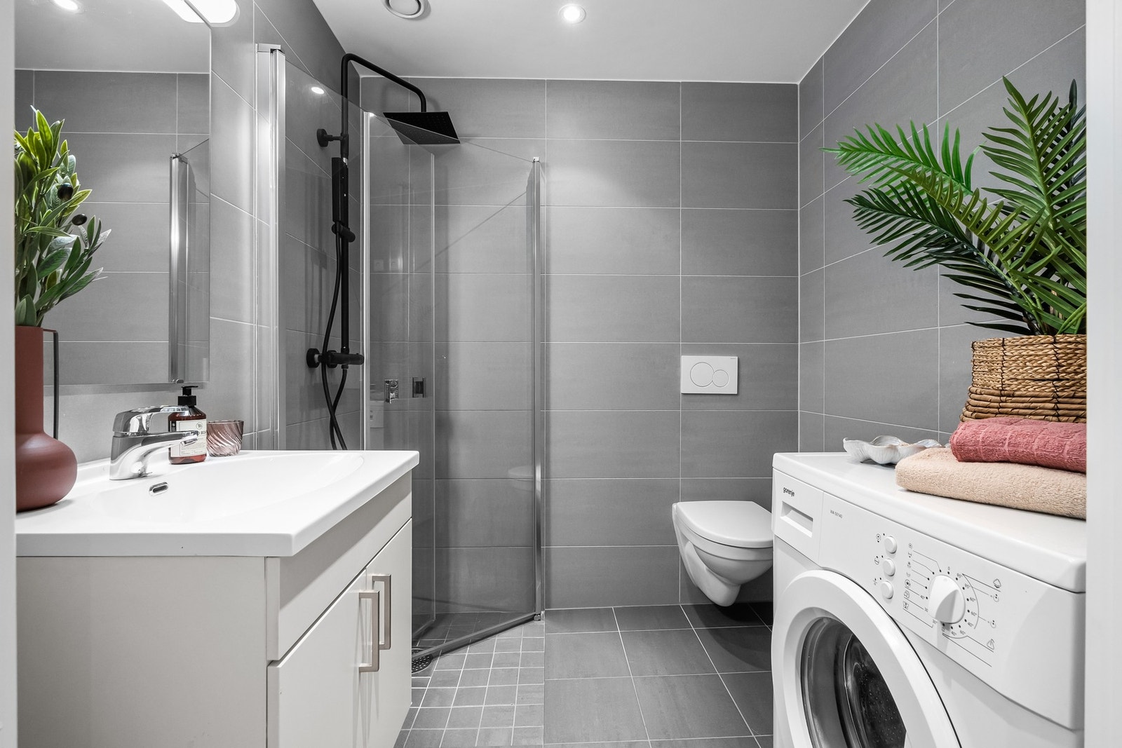 Badet holder god størrelse og du har dusjhjørne med regnfallsdusj og foldbare glassdører Galleribilde
