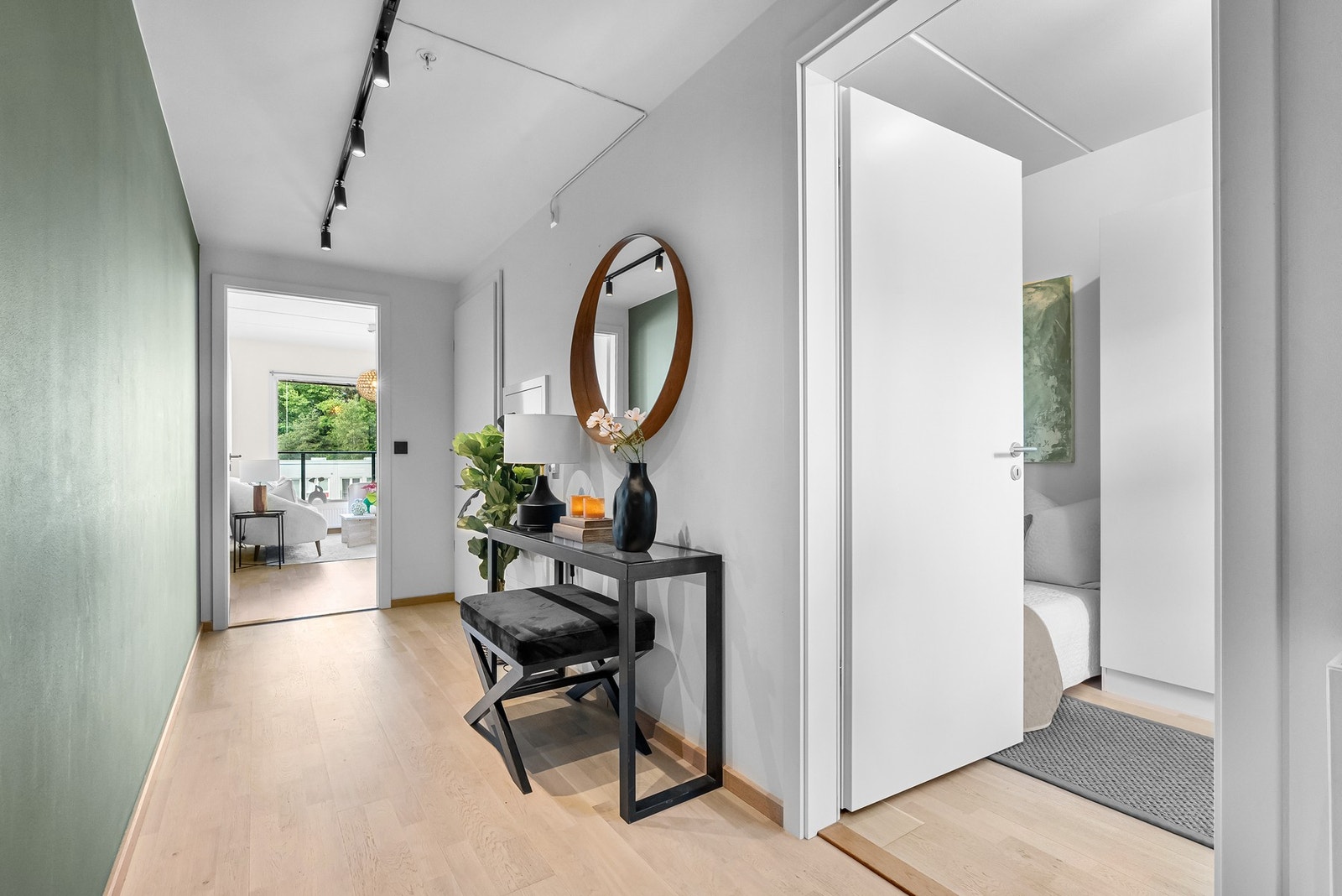 Gangen har en romslig og fin utforming som gir plass til garderobe eller annen ønsket innredning Galleribilde