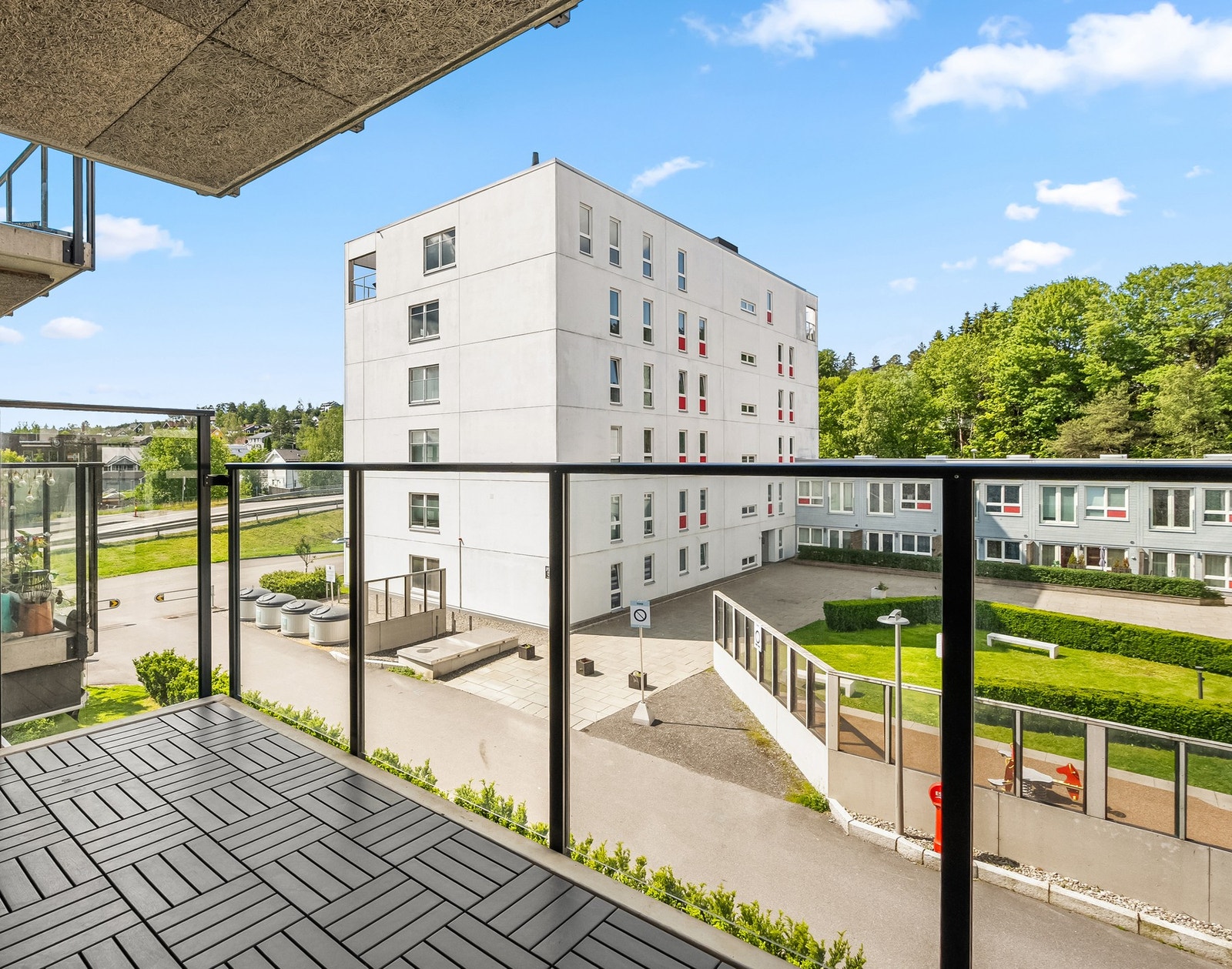 Stor vestvendt balkong med topp solforhold og masse plass til utemøbler Galleribilde