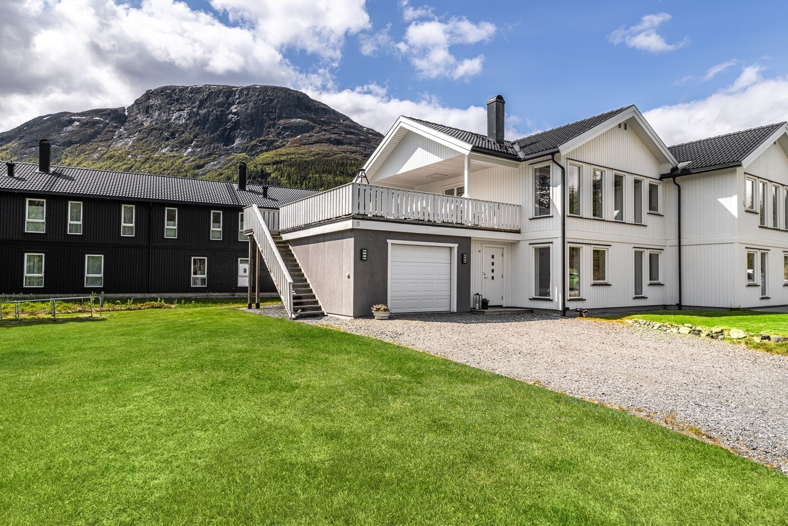 Eiendommens fasade med integrert garasje. Galleribilde