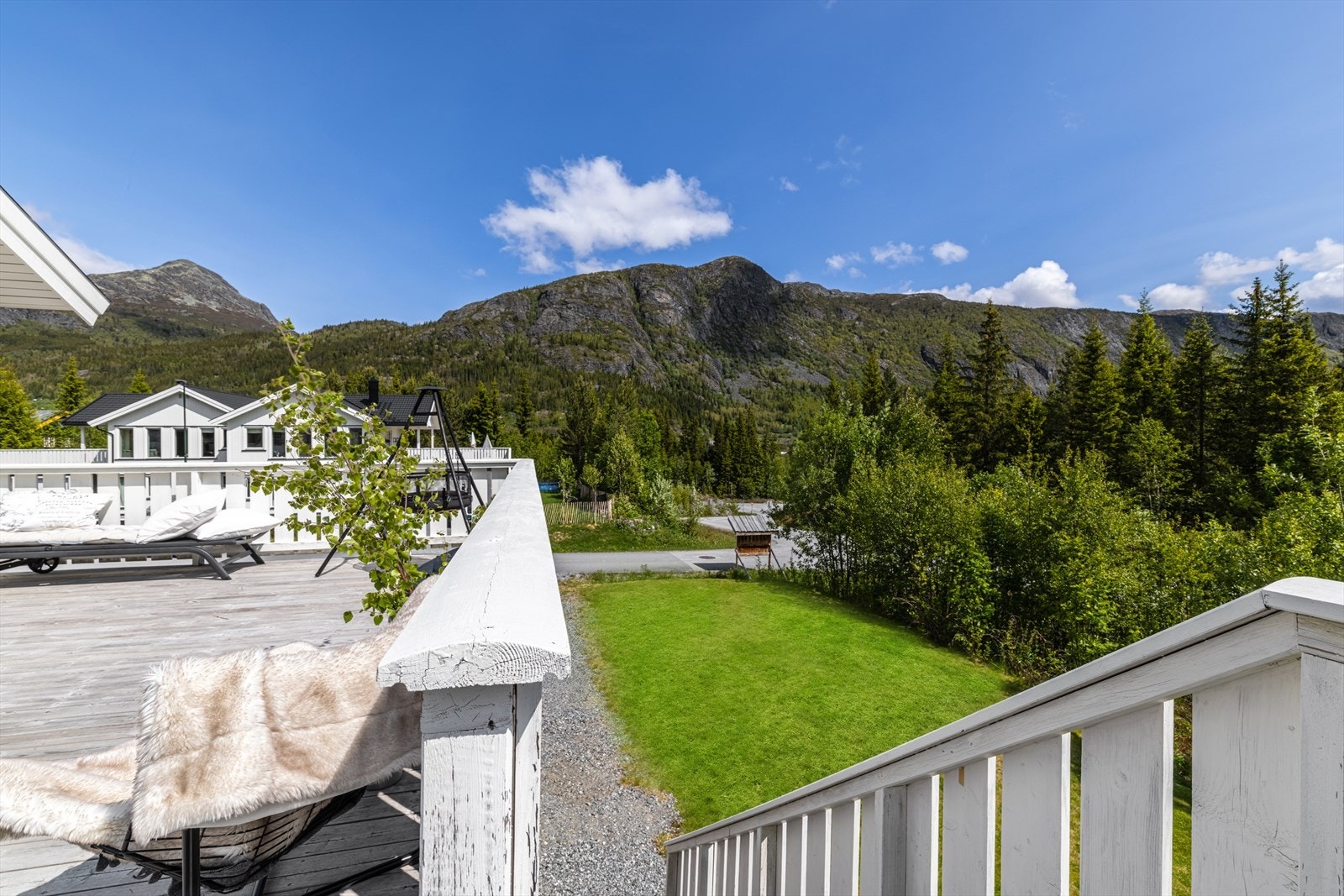 Trapp fra terrassen og ned til hagen. Galleribilde