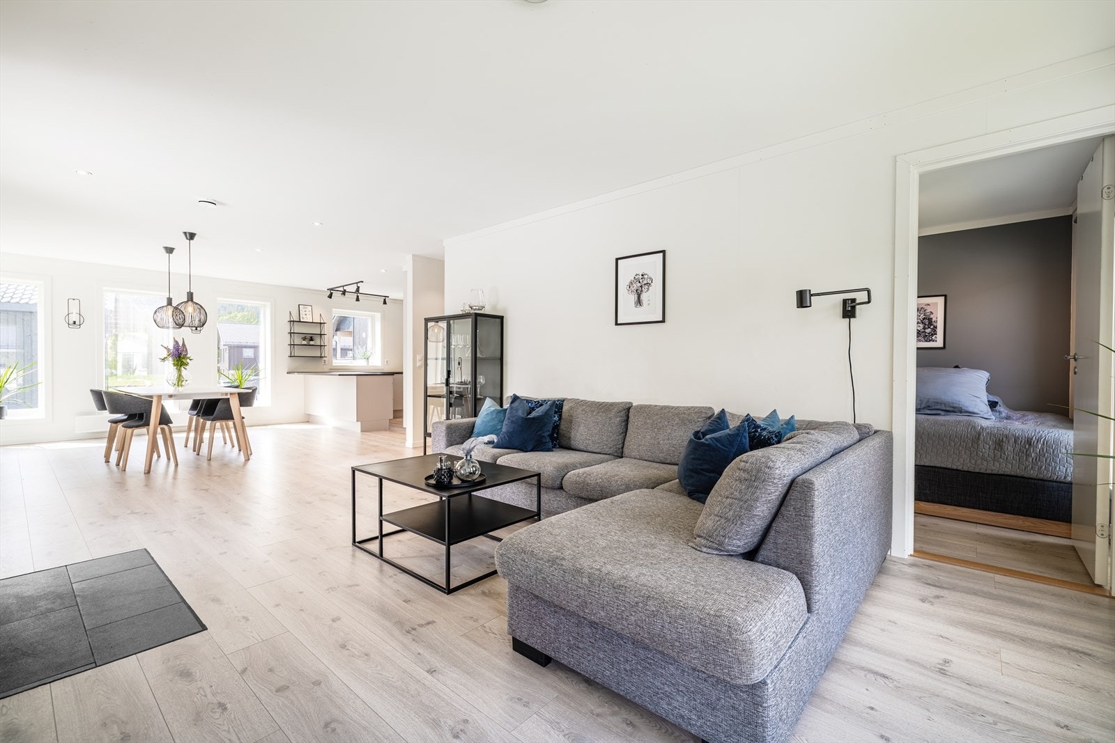 Stuen er åpen mot spiseplass og kjøkken. Det er også inngang til hovedsoverom herfra. Galleribilde