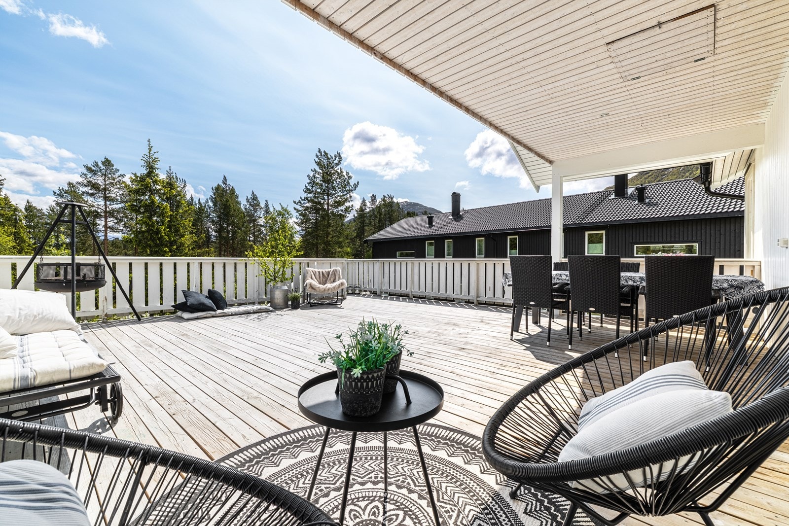 Stor solrik terrasse på ca. 42 kvm med flere sittesoner. Galleribilde