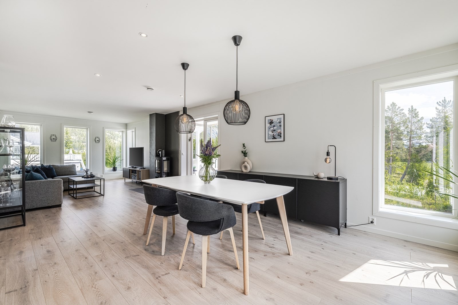 Det store oppholdsrommet har god plass til spisebord og sofagruppe. De store vindusflatene gir godt med naturlig lys! Galleribilde