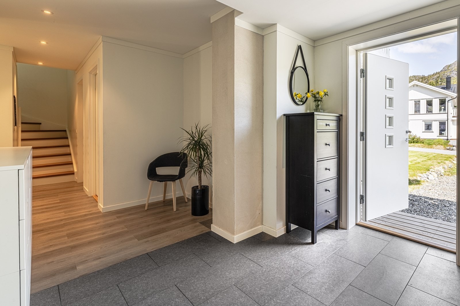 Romslig flislagt hall/gang. Galleribilde