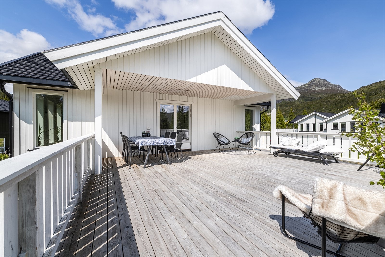 Solrik stor terrasse på ca. 42 kvm hvorav ca. 18 kvm er overbygget. Galleribilde