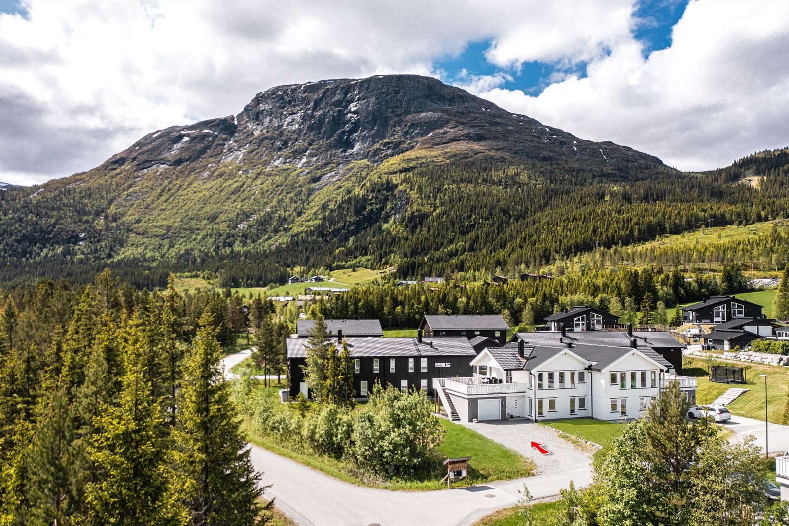 Eiendommen har en meget attraktiv og barnevennlig beliggenhet i dalen. Galleribilde