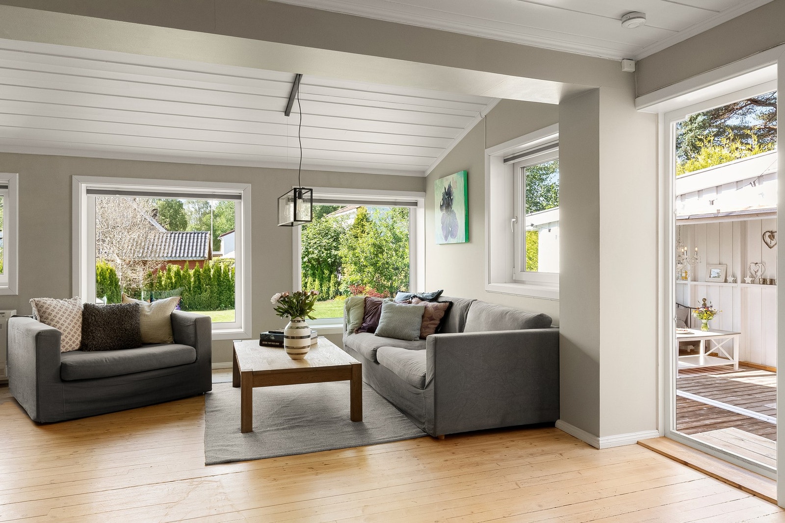 Fra stuen er det utgang til terrasse og vinterhage utenfor Galleribilde