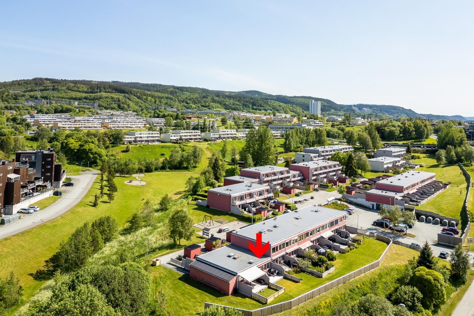 Svært attraktiv boligtype med ingen over eller under deg og fine uteområder foran og bak. Galleribilde
