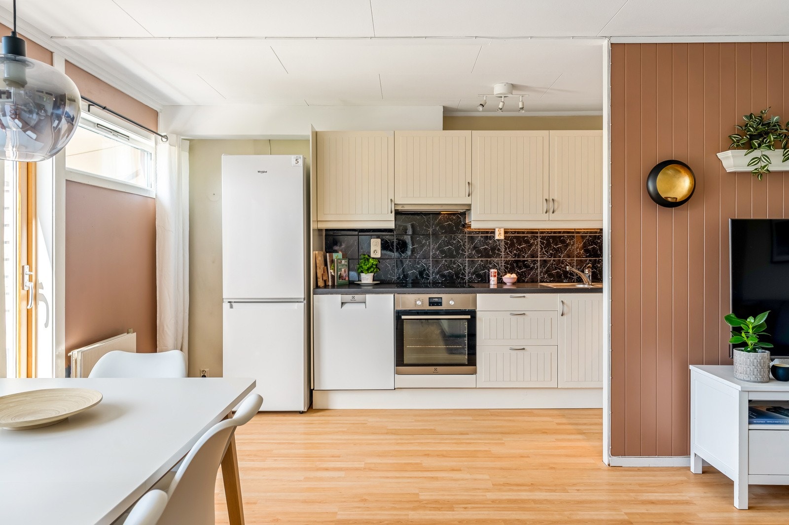 Kjøkken har en praktisk utforming, godt utnyttet med over- og underskap. Galleribilde