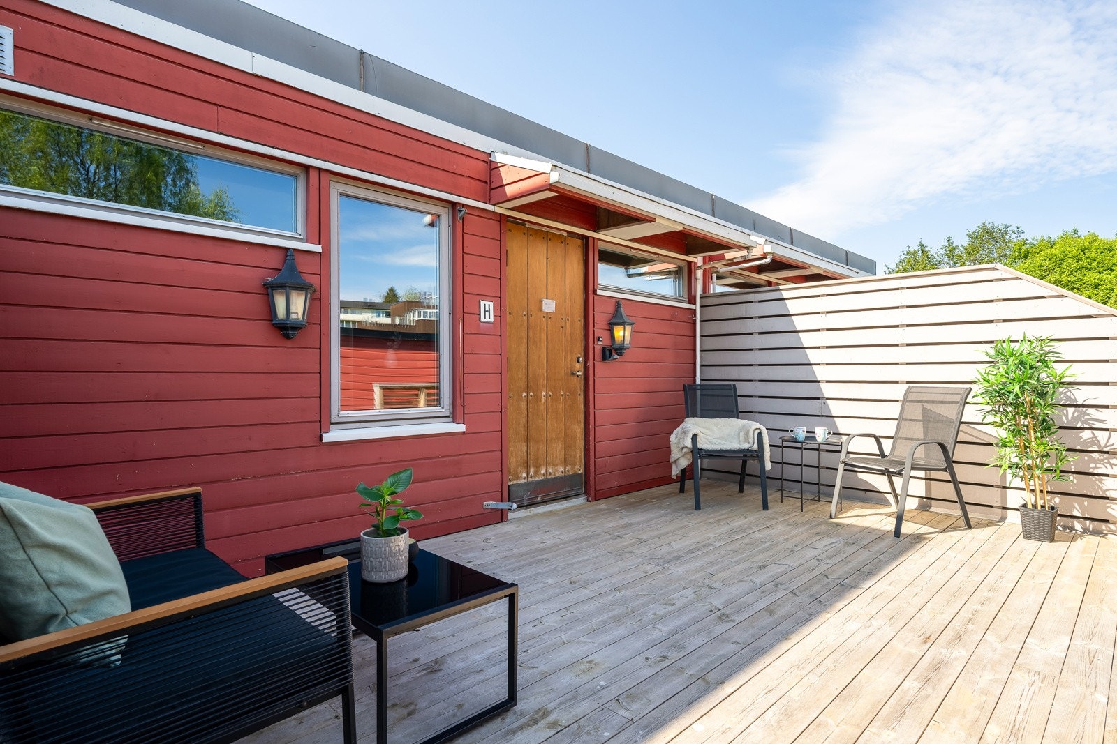 Ved inngangspartiet er det en stor østvendt terrasse med morgen- og formiddagssol. Galleribilde