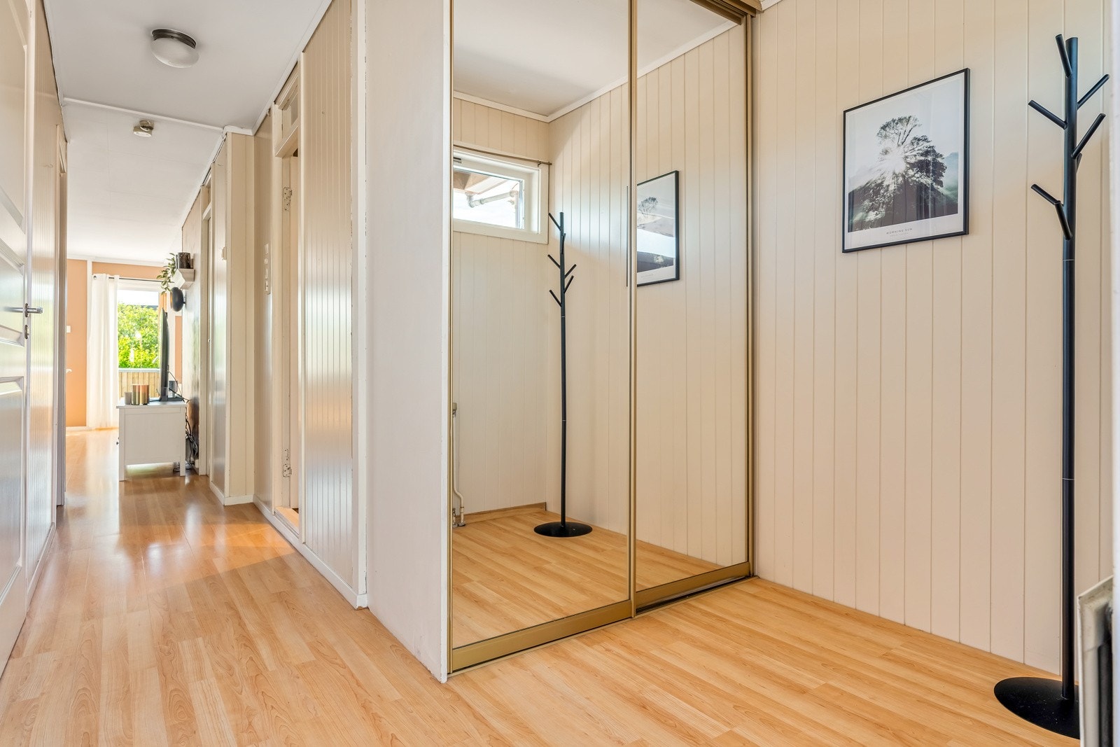 Du blir møtt av en romslig entré med god plass til oppbevaring av klær og sko. Herfra er det adkomst til leilighetens bad og videre tilkomst til stuearealet. Galleribilde