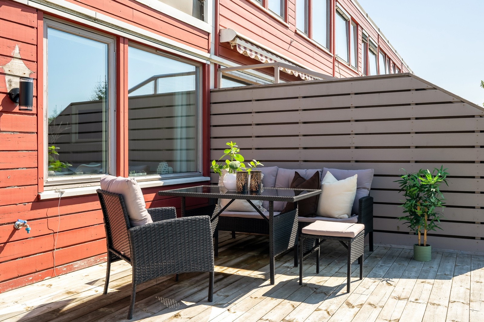 Terrassen måler hele 17 kvm med god plass til flere sittegrupper og grill. Galleribilde