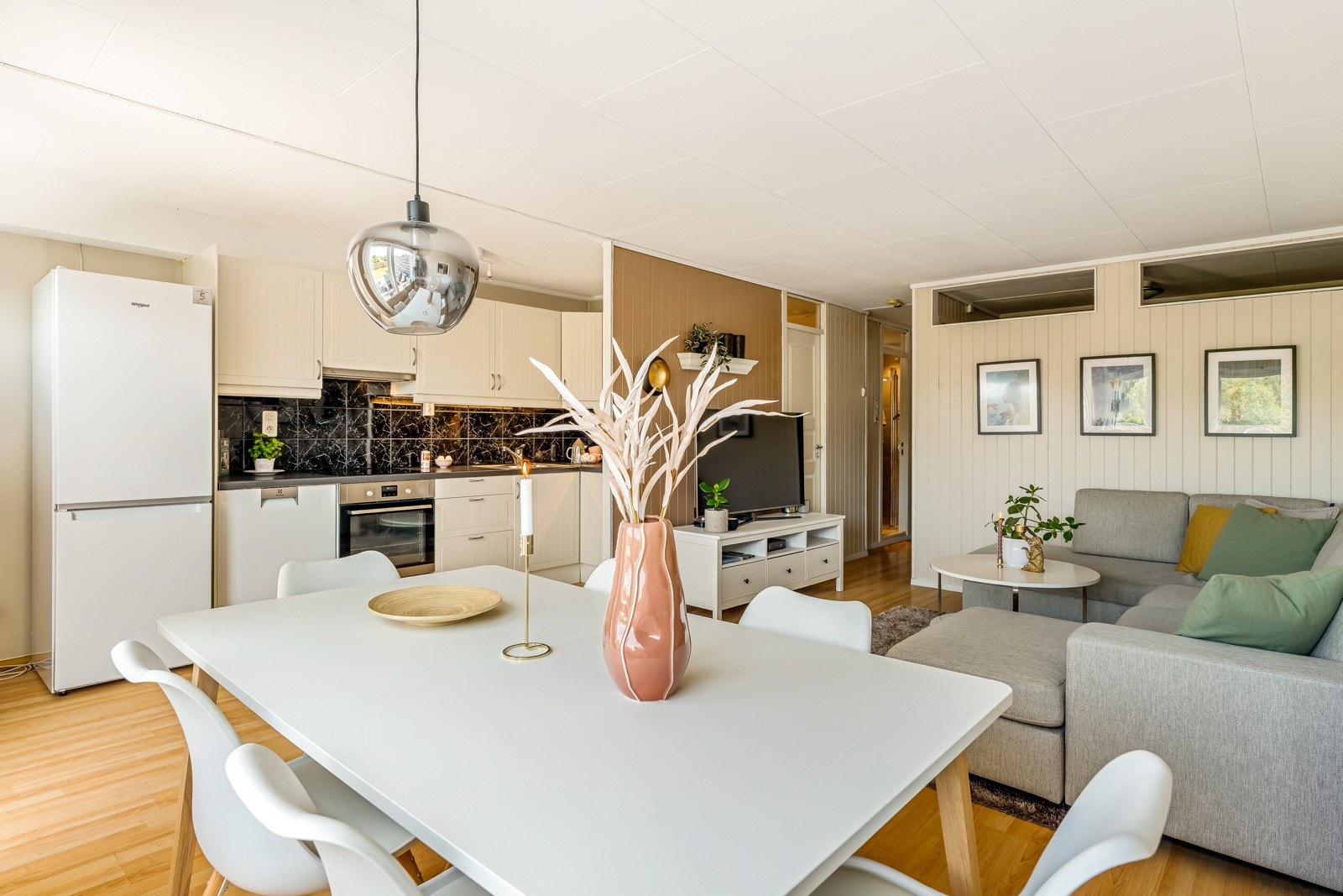 Oppholdsrommet i form av stue og kjøkken måler 27 kvm med god plass til sofagruppe, mediemøblement og spisegruppe. Galleribilde