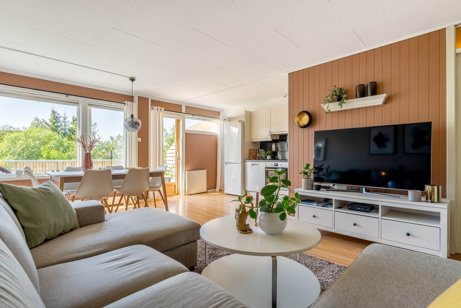 Leiligheten har en arealeffektiv og lettstelt planløsning i 1. etasje med alt på ett plan. Det er oppvarming via vannbåren varme i radiatorer som er inkludert i de månedlige felleskostnadene. Galleribilde