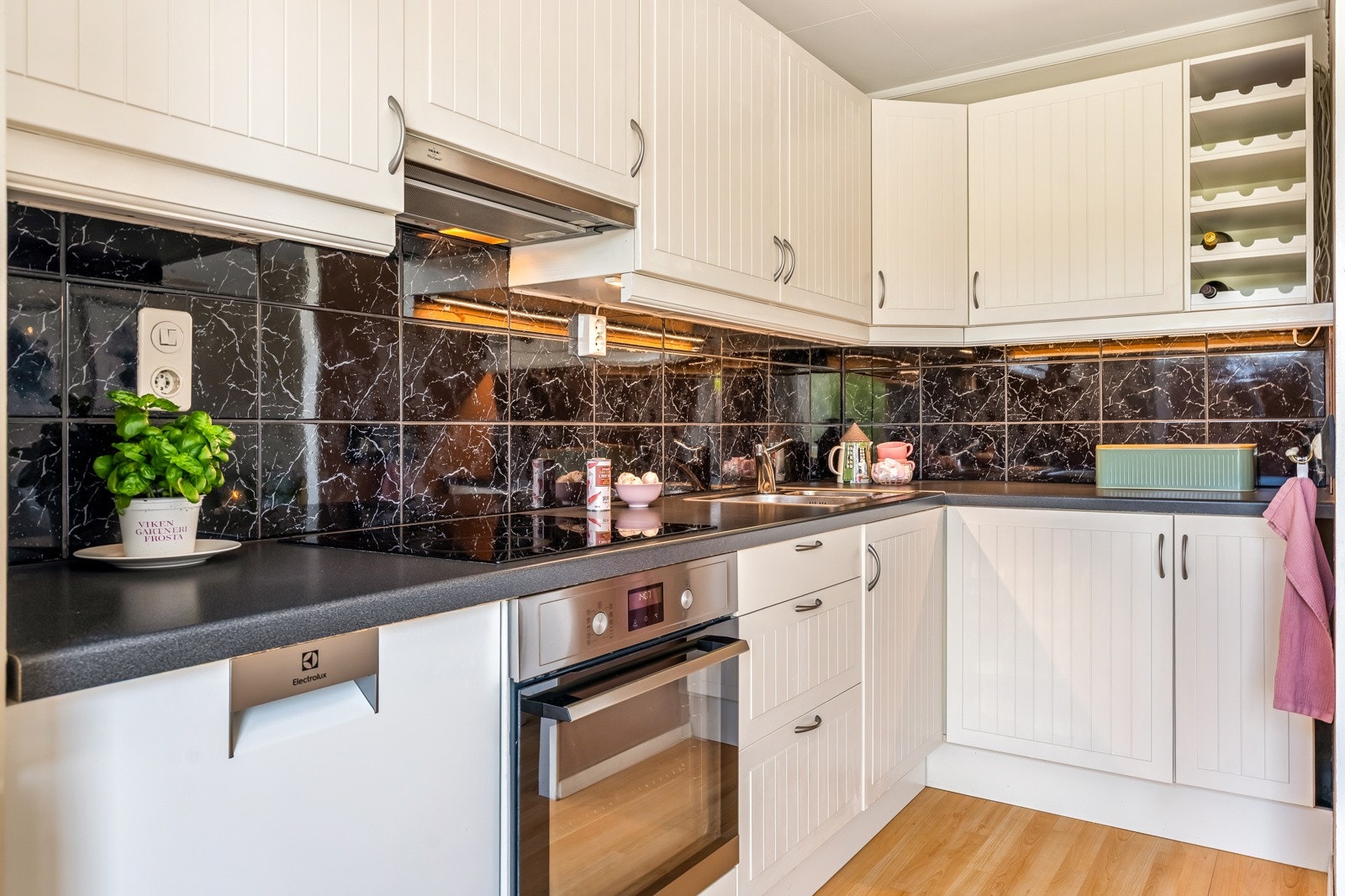 Det er gode arbeidsflater og medfølgende hvitevarer i form av stekeovn, platetopp, oppvaskmaskin og kjøleskap. Galleribilde