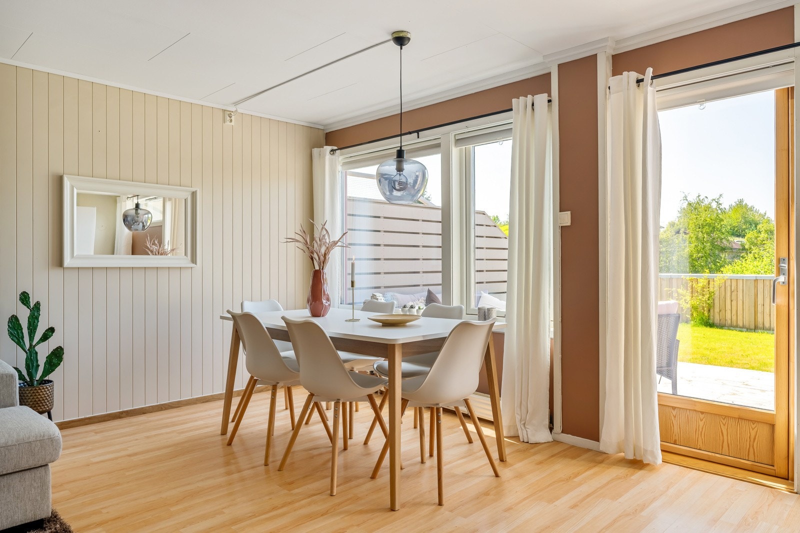 Store vindusflater i stuen slipper inn rikelig med dagslys, og gir et flott utsyn med grøntområder som bakteppe. Terrassedøren ble byttet i 2021. Galleribilde