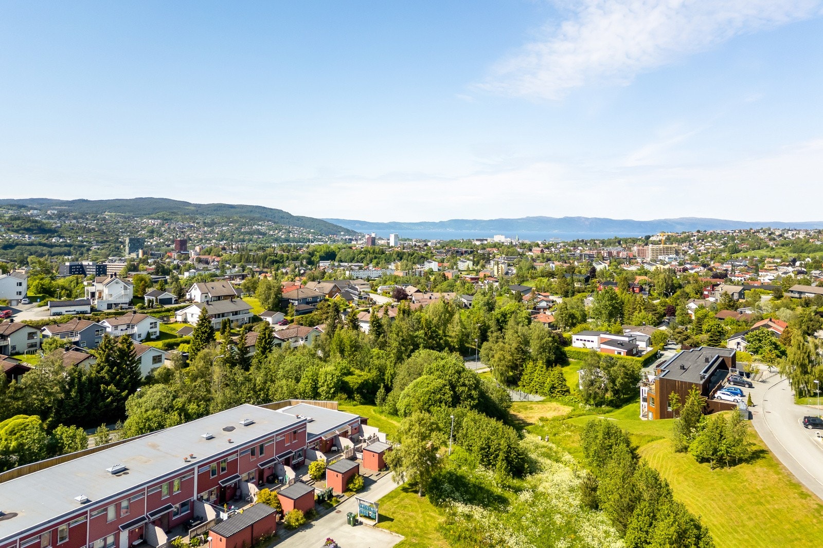Egen garasjeplass i oppvarmet garasjekjeller medfølger. Utover dette er det godt med gjesteparkeringsplasser i borettslaget. Galleribilde