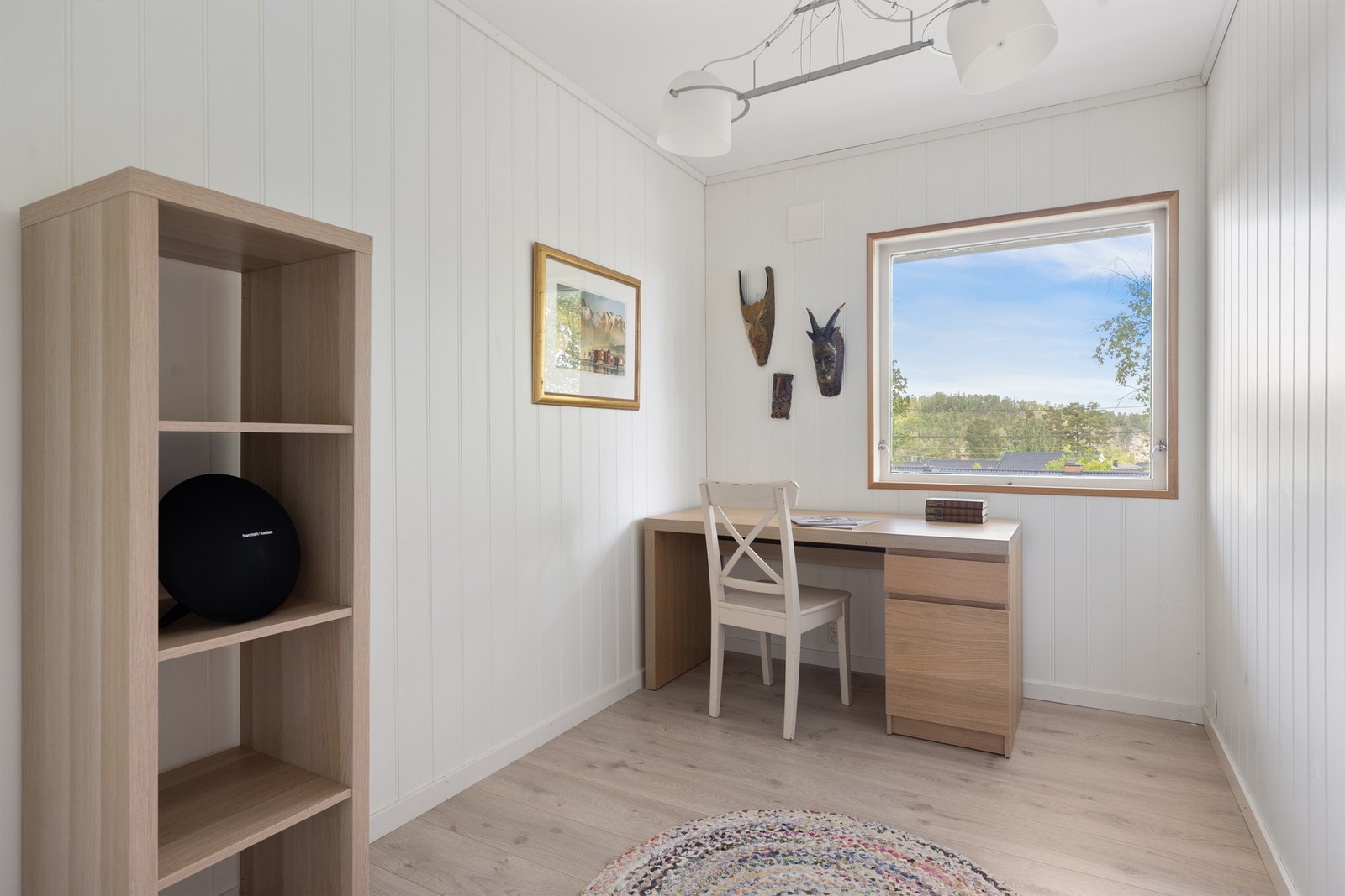 Alle rommene har god plass til seng, skrivebord og garderobeløsning. Galleribilde