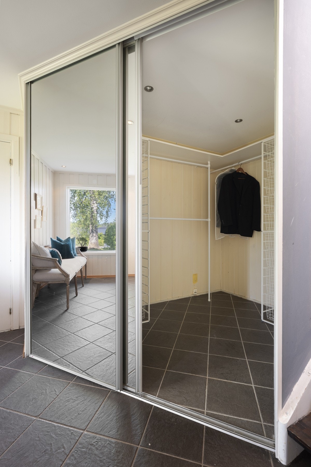 I det ene hjørnet er det et stort garderobeskap. Praktisk sted å kunne skjule ytterklær og sko. Galleribilde