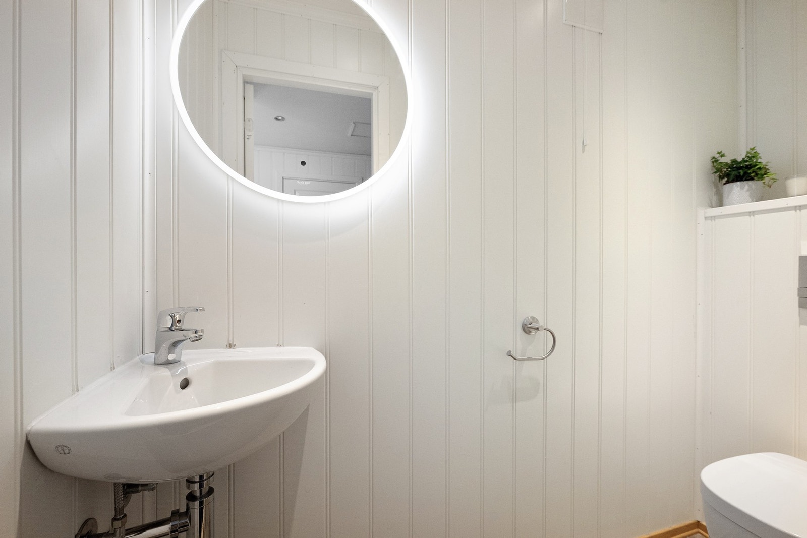 I tillegg til badet finner vi et gjestetoalett i underetasjen. Rommet er innredet med vegghengt toalett og vegghengt servant. Galleribilde