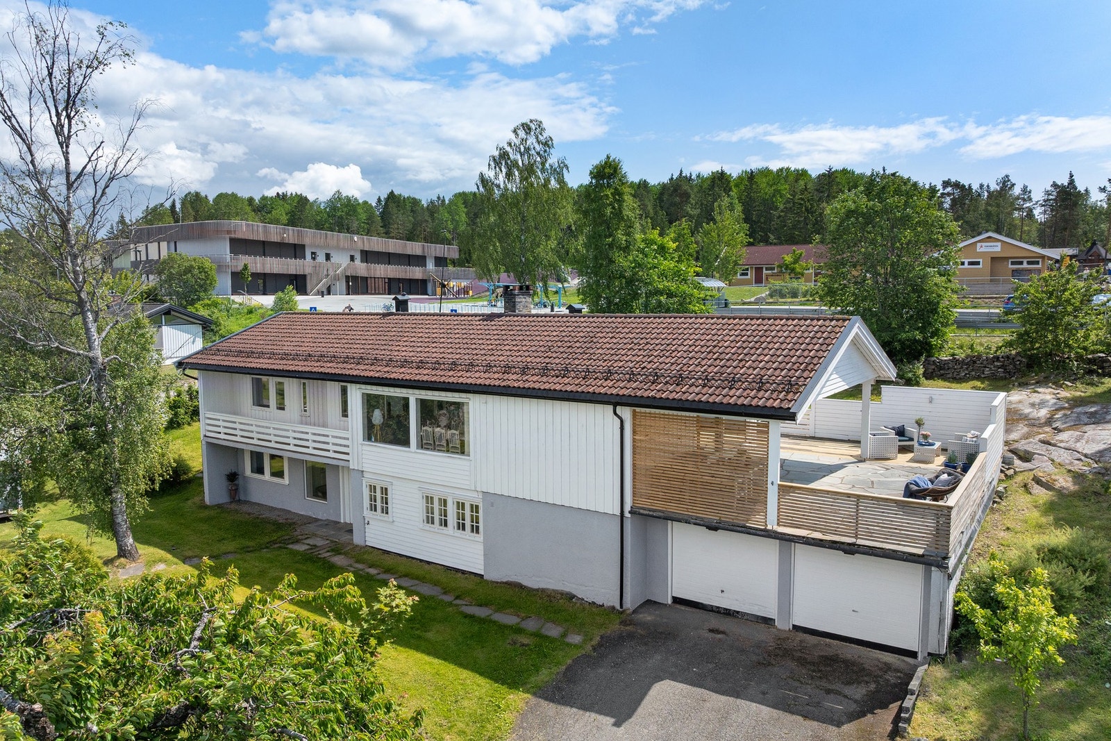 Tomten er på 1556 kvm og byr på massevis av boltreplass for en aktiv familie. Galleribilde