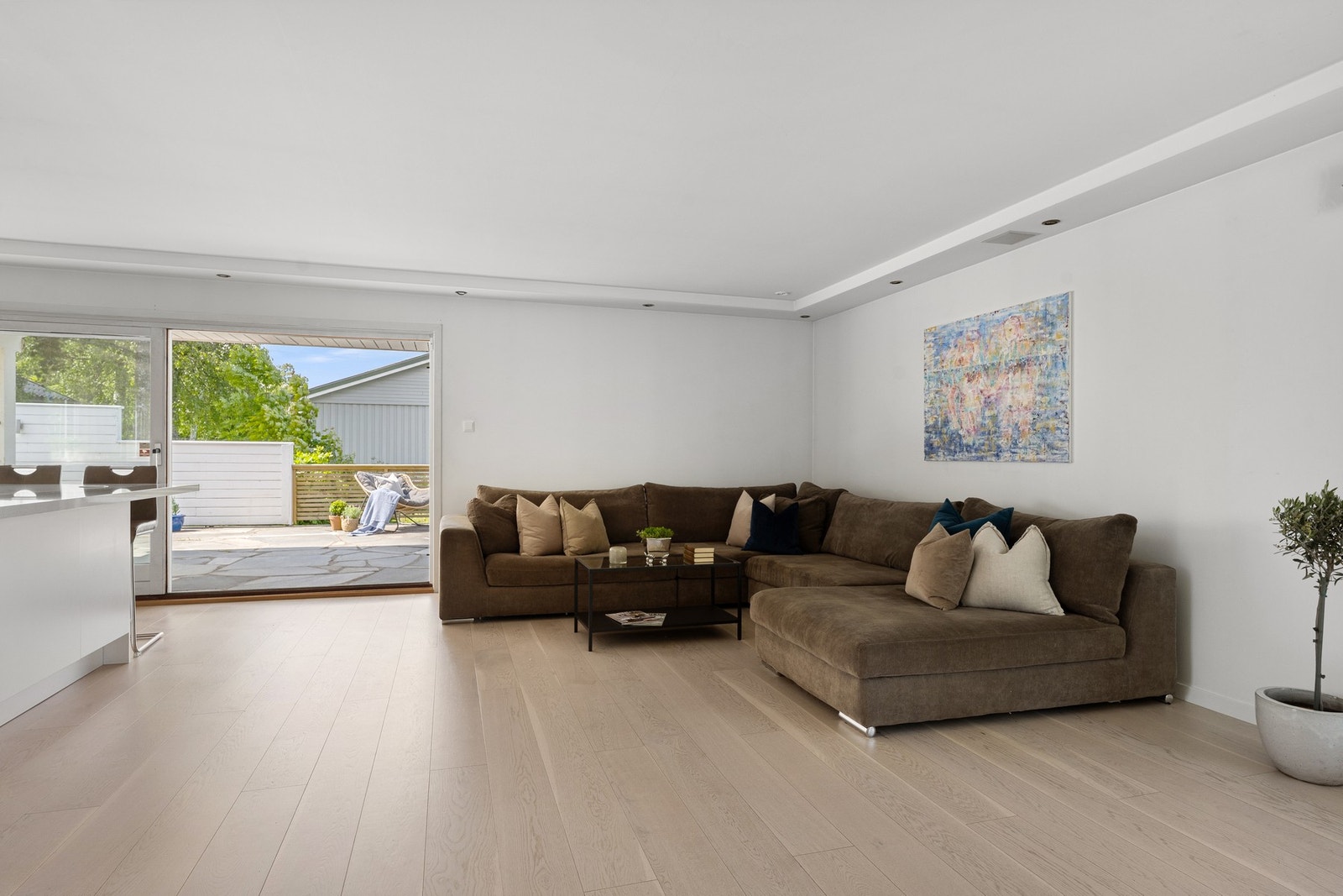 Stuen er utformet med god plass til en romslig sofagruppe med plass til hele familien. Galleribilde