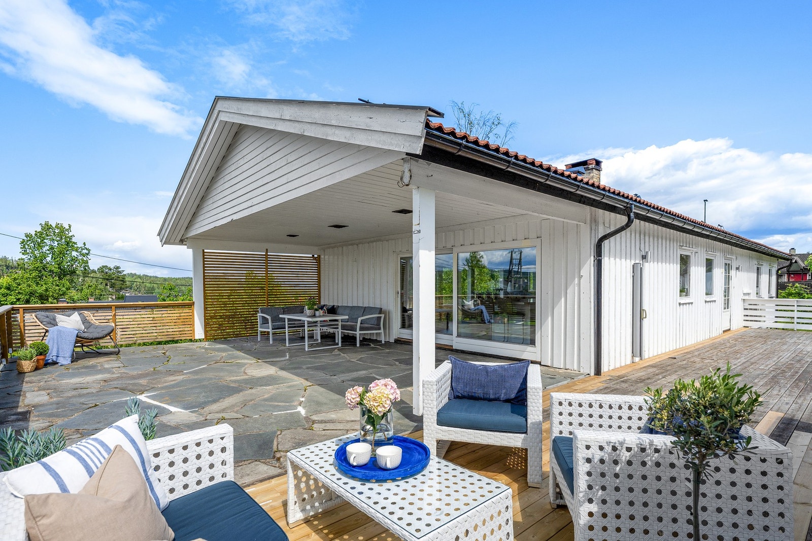 Rett utenfor stuen finner vi en flott terrasse på hele 98 kvm. Galleribilde