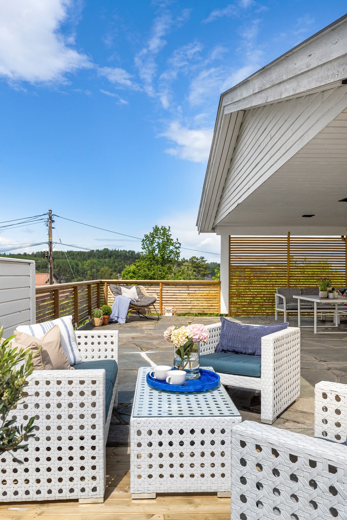 Med sydvestvendt beliggenhet nyter du ettermiddags- og kveldssolen i fulle drag, og de grønne omgivelsene gir en lun og privat atmosfære. Galleribilde